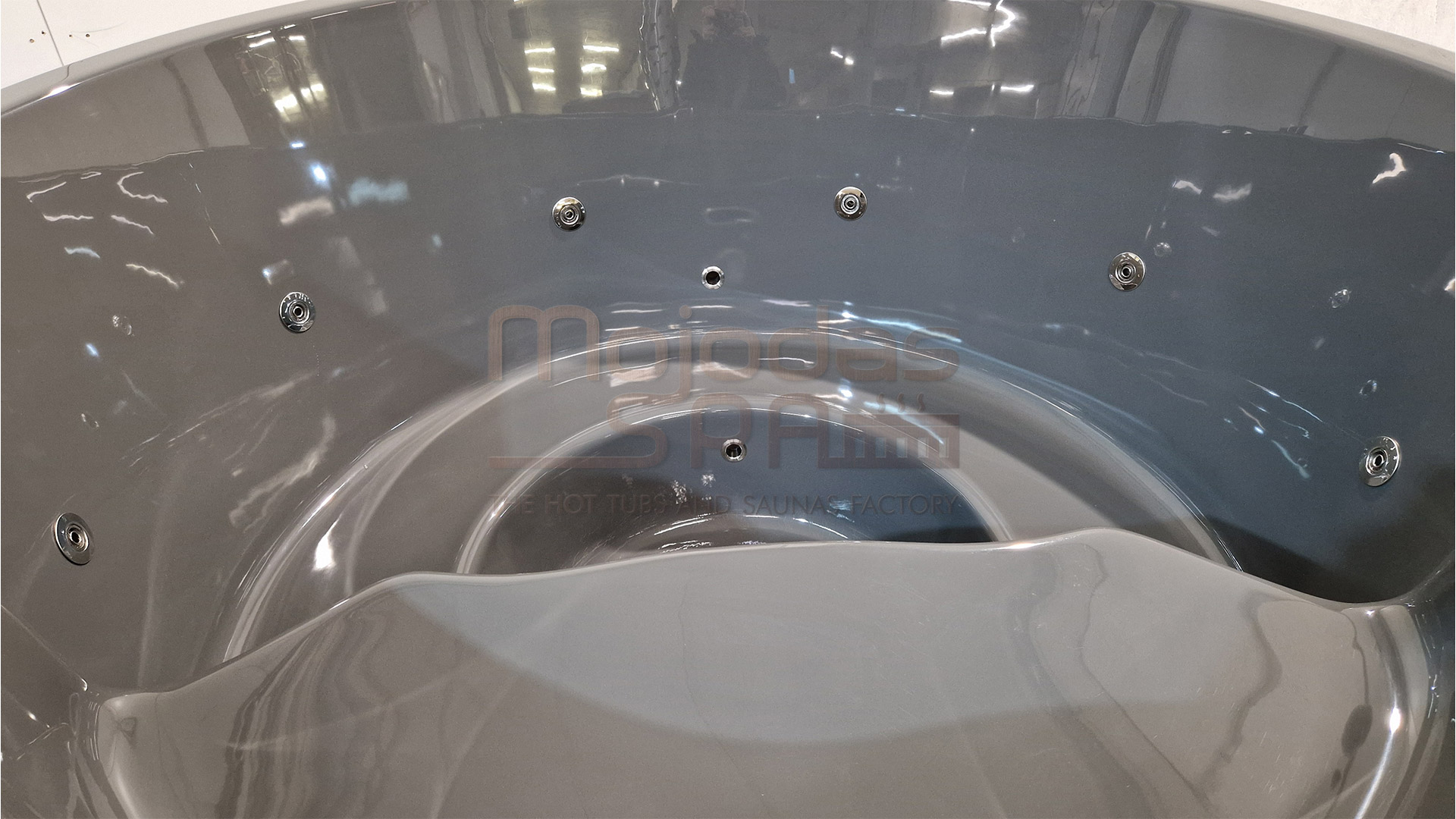 round-in-grey-uncolored-5